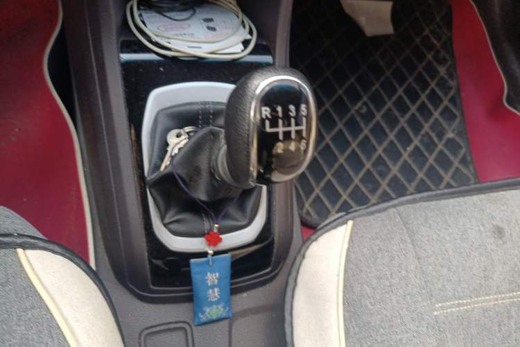 Used Baojun 310W 2017 1.5L Manual Comfort Version China VI Emission Standard Gear Lever