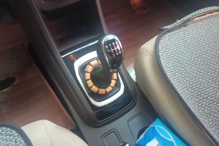 Used Baojun 310W 2017 1.5L Manual Comfort Version China VI Emission Standard Gear Lever
