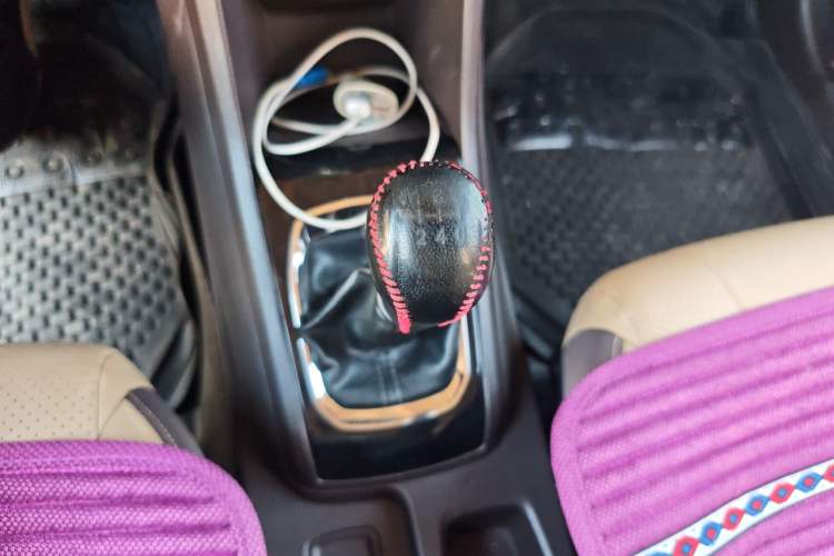 Used Baojun 310W 2017 1.5L Manual Fashion Model China V Gear Lever