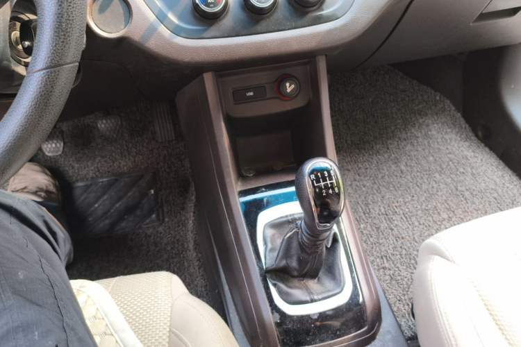 Used Baojun 310W 2017 1.5L Manual Comfort Version China VI Emission Standard Gear Lever