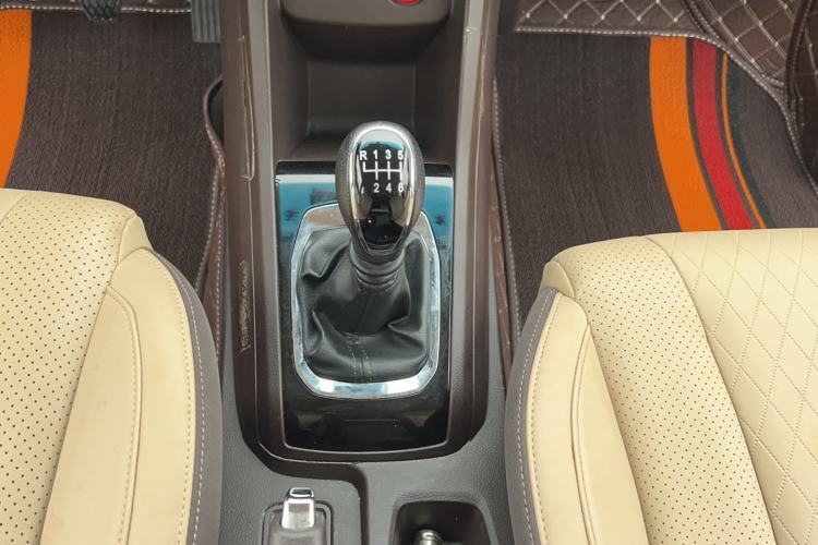 Used Baojun 310W 2017 1.5L Manual Fashion Model China V Gear Lever
