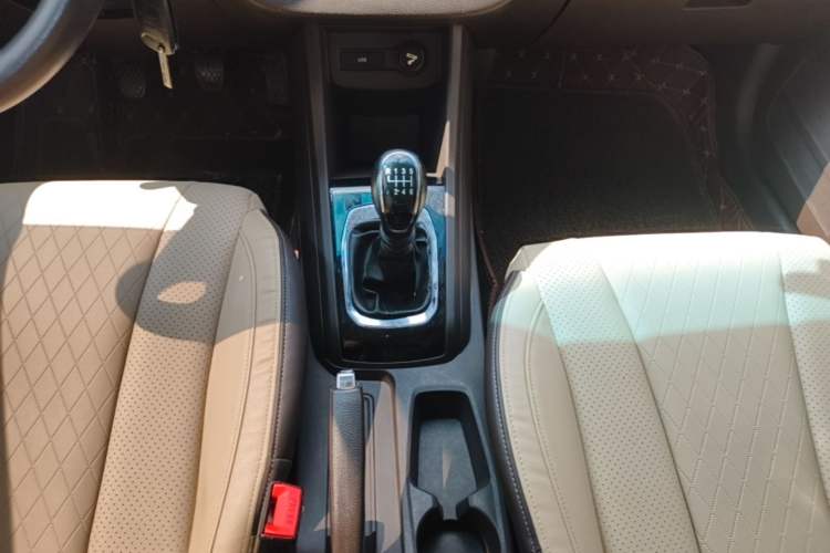 Used Baojun 310W 2017 1.5L Manual Fashion Model China V Gear Lever