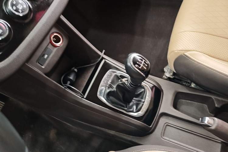 Used Baojun 310W 2017 1.5L Manual Fashion Model China V Gear Lever