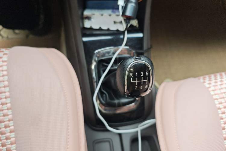 Used Baojun 310W 2017 1.5L Manual Fashion Model China V Gear Lever