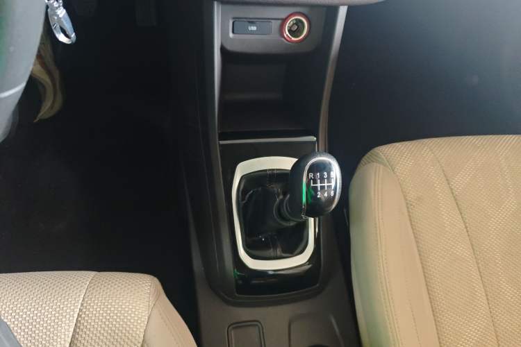 Used Baojun 310W 2017 1.5L Manual Comfort Version China VI Emission Standard Gear Lever