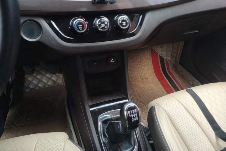 Used Baojun 310W 2017 1.5L Manual Fashion Model China V Gear Lever
