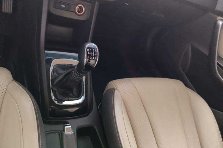 Used Baojun 310W 2017 1.5L Manual Fashion Model China V Gear Lever