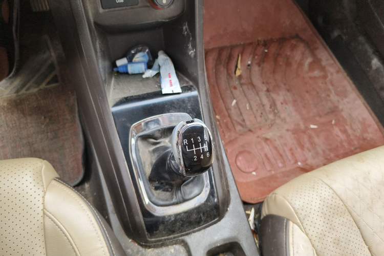 Used Baojun 310W 2017 1.5L Manual Fashion Model China V Gear Lever