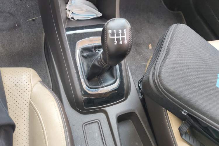 Used Baojun 310W 2017 1.5L Manual Fashion Model China V Gear Lever