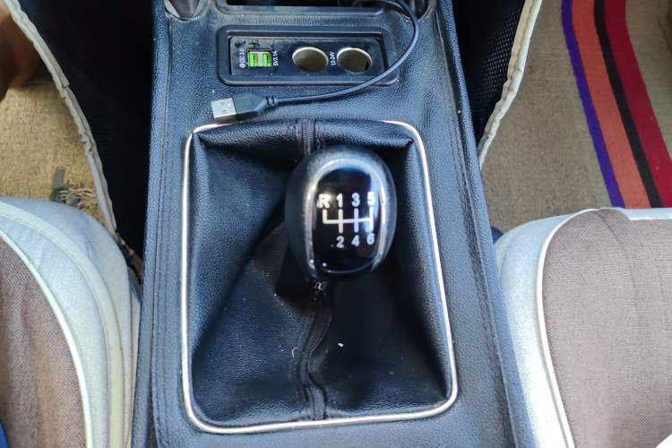 Used Baojun 310W 2017 1.5L Manual Comfort Version China VI Emission Standard Gear Lever