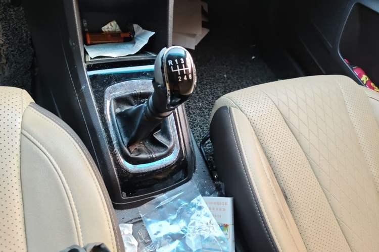 Used Baojun 310W 2017 1.5L Manual Fashion Model China V Gear Lever