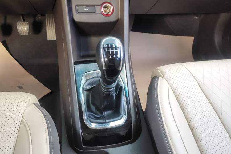 Used Baojun 310W 2017 1.5L Manual Fashion Edition China VI Gear Lever