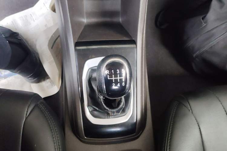 Used Baojun 310W 2017 1.5L Manual Comfort Version China VI Emission Standard Gear Lever