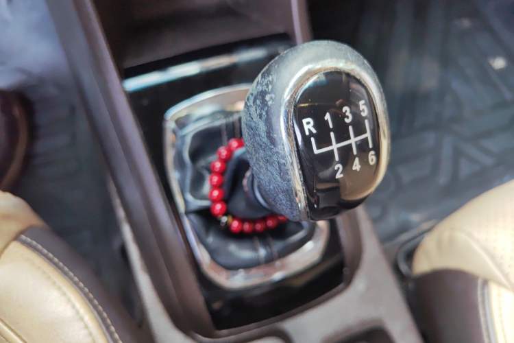 Used Baojun 310W 2017 1.5L Manual Fashion Model China V Gear Lever