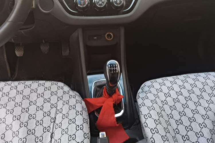Used Baojun 310W 2017 1.5L Manual Fashion Model China V Gear Lever
