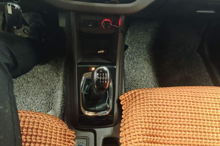 Used Baojun 310W 2017 1.5L Manual Fashion Model China V Gear Lever