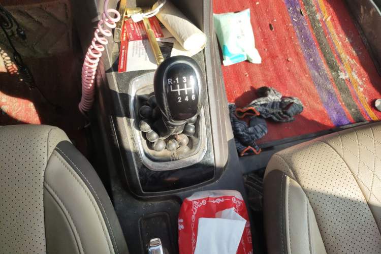 Used Baojun 310W 2017 1.5L Manual Fashion Model China V Gear Lever