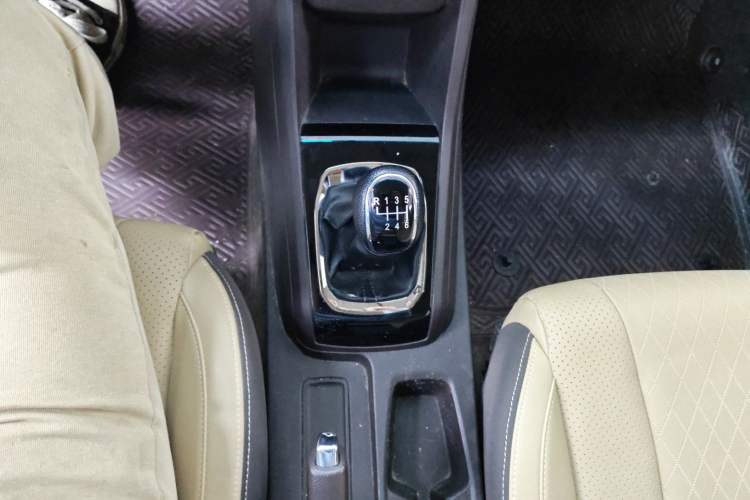 Used Baojun 310W 2017 1.5L Manual Fashion Edition China VI Gear Lever