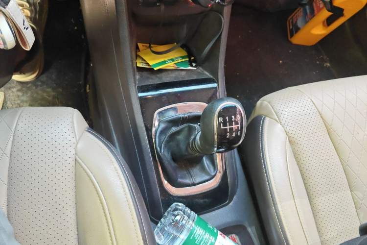 Used Baojun 310W 2017 1.5L Manual Fashion Model China V Gear Lever