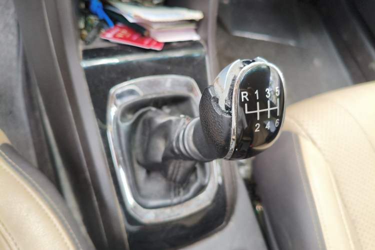 Used Baojun 310W 2017 1.5L Manual Fashion Model China V Gear Lever