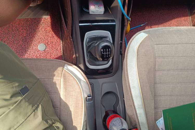 Used Baojun 310W 2017 1.5L Manual Comfort Version China VI Emission Standard Gear Lever