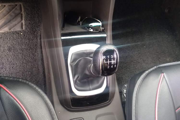 Used Baojun 310W 2017 1.5L Manual Comfort Version China VI Emission Standard Gear Lever