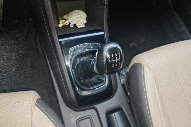 Used Baojun 310W 2017 1.5L Manual Fashion Model China V Gear Lever