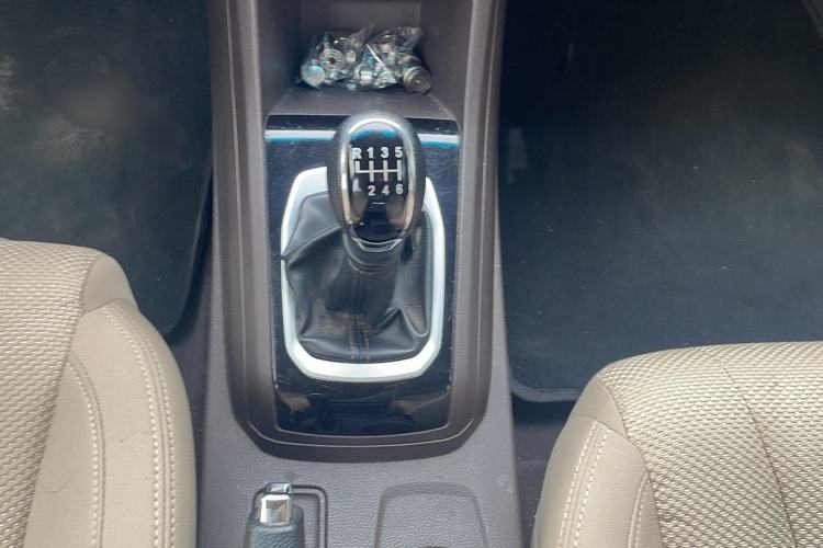 Used Baojun 310W 2017 1.5L Manual Comfort Version China VI Emission Standard Gear Lever
