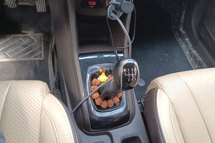 Used Baojun 310W 2017 1.5L Manual Fashion Model China V Gear Lever