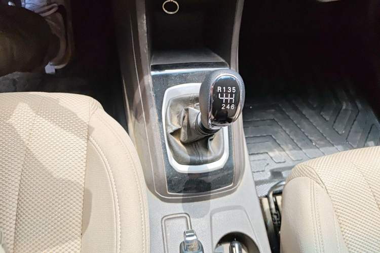 Used Baojun 310W 2017 1.5L Manual Comfort Version China V Gear Lever