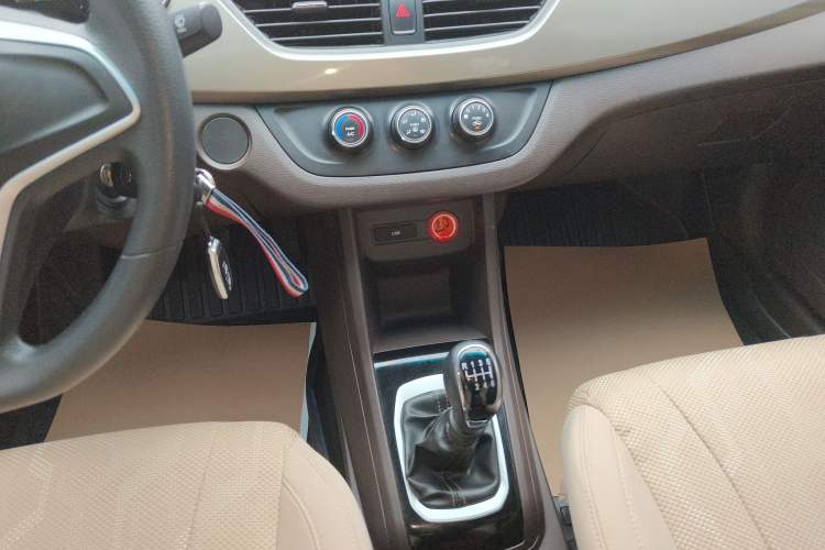 Used Baojun 310W 2017 1.5L Manual Comfort Version China VI Emission Standard Gear Lever
