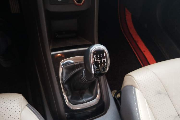 Used Baojun 310W 2017 1.5L Manual Luxury Edition China V Gear Lever