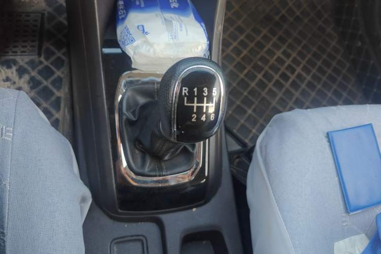 Used Baojun 310W 2017 1.5L Manual Fashion Model China V Gear Lever
