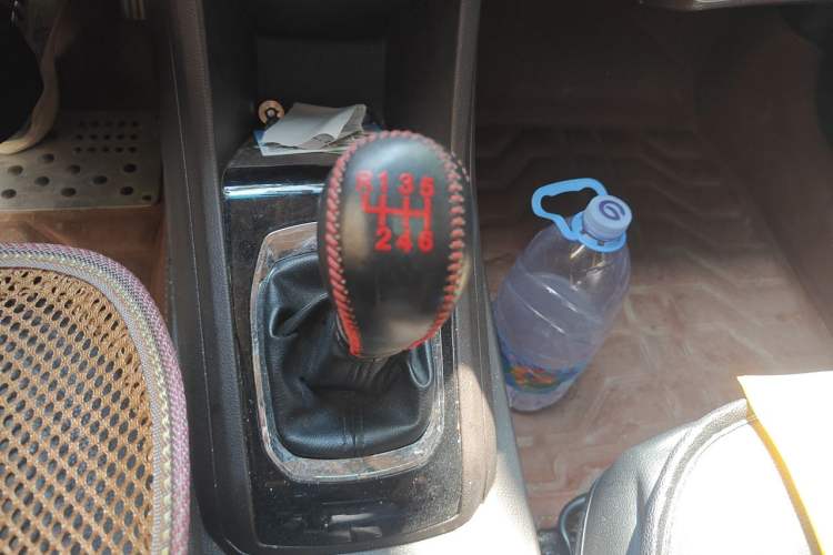 Used Baojun 310W 2017 1.5L Manual Fashion Model China V Gear Lever