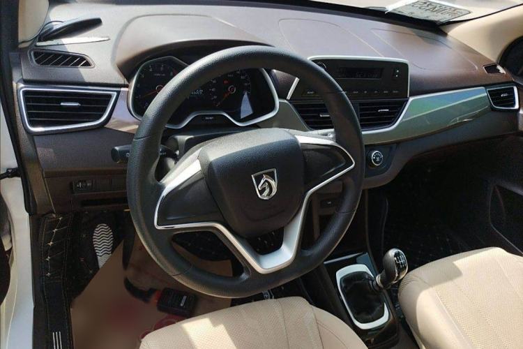 Used Baojun 310W 2017 1.5L Manual Comfort Version China VI Emission Standard Interior 1