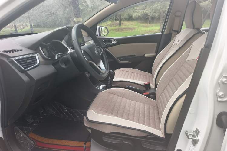 Used Baojun 310W 2017 1.5L Manual Comfort Version China VI Emission Standard Interior 1