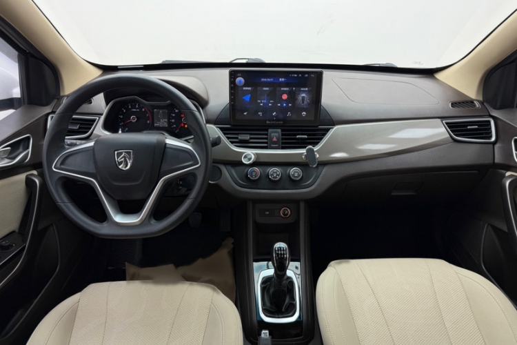 Used Baojun 310W 2017 1.5L Manual Comfort Version China VI Emission Standard Interior 1