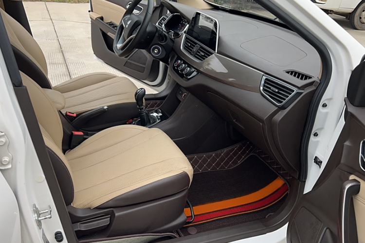 Used Baojun 310W 2017 1.5L Manual Fashion Edition China VI Interior 1