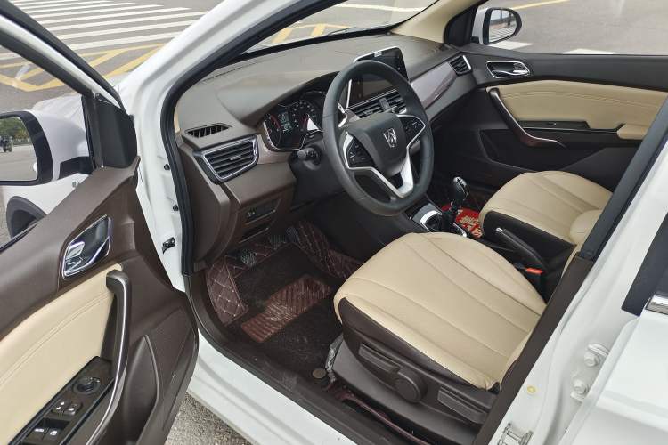Used Baojun 310W 2017 1.5L Manual Fashion Model China V Interior 1
