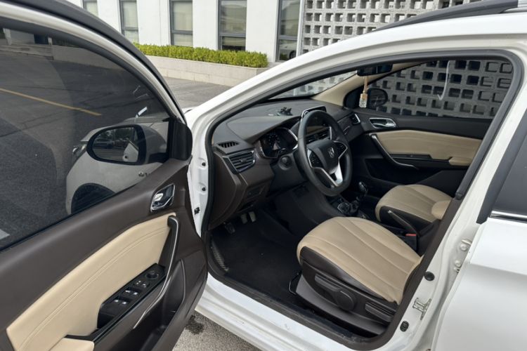 Used Baojun 310W 2017 1.5L Manual Fashion Edition China VI Interior 1