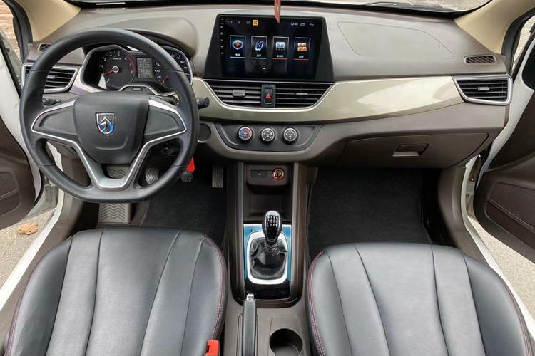 Used Baojun 310W 2017 1.5L Manual Comfort Version China VI Emission Standard Interior 1
