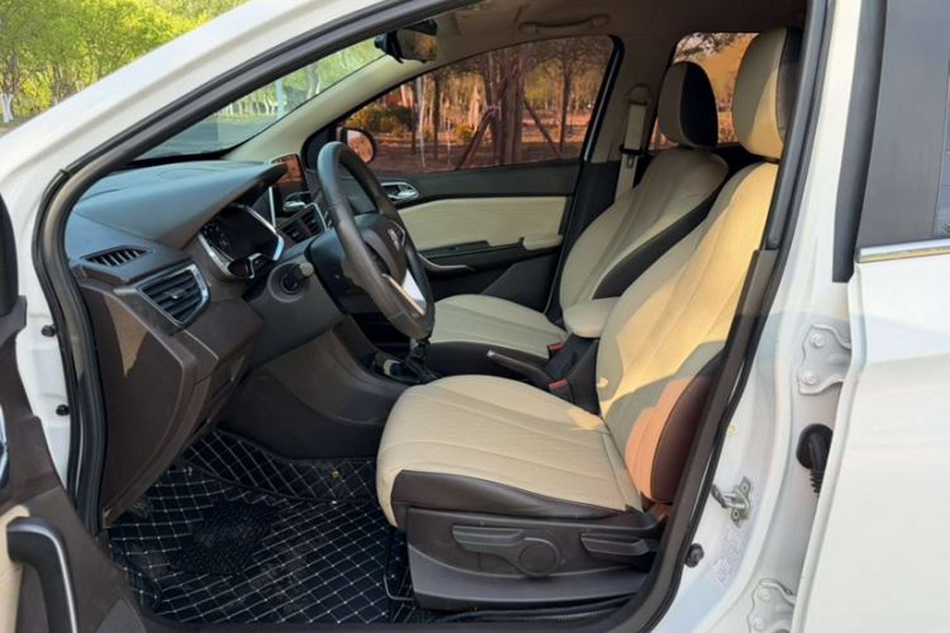 Used Baojun 310W 2017 1.5L Manual Fashion Edition China VI Interior 1