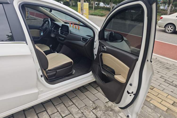Used Baojun 310W 2017 1.5L Manual Fashion Model China V Interior 10