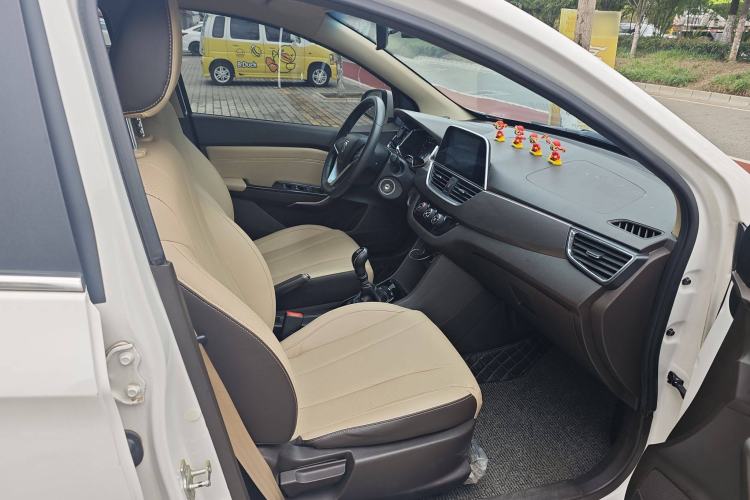 Used Baojun 310W 2017 1.5L Manual Fashion Model China V Interior 11