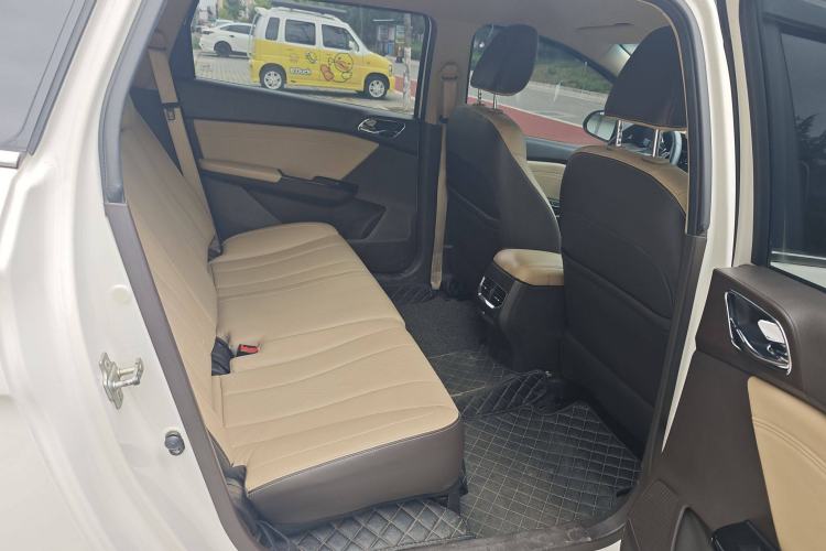 Used Baojun 310W 2017 1.5L Manual Fashion Model China V Interior 12