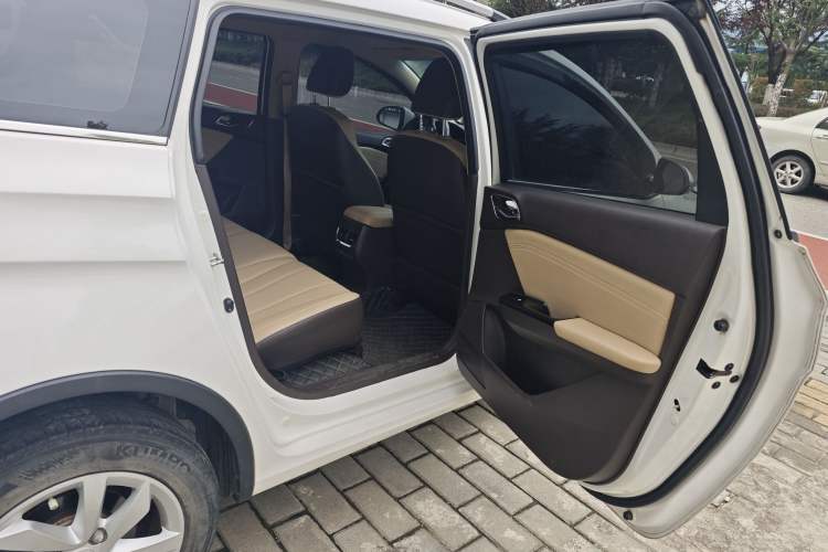 Used Baojun 310W 2017 1.5L Manual Fashion Model China V Interior 13