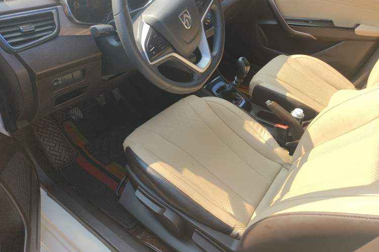 Used Baojun 310W 2017 1.5L Manual Fashion Model China V Interior 2