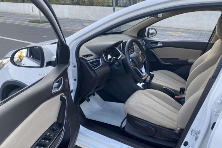 Used Baojun 310W 2017 1.5L Manual Comfort Version China VI Emission Standard Interior 2