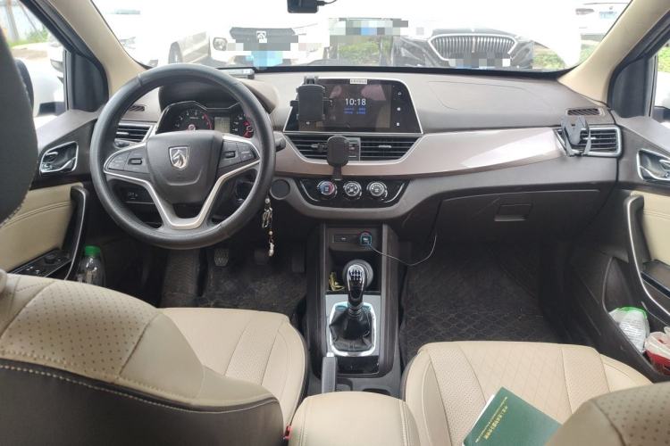 Used Baojun 310W 2017 1.5L Manual Fashion Edition China VI Interior 2