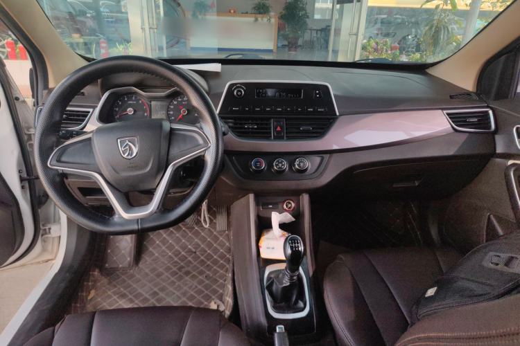 Used Baojun 310W 2017 1.5L Manual Comfort Version China VI Emission Standard Interior 2
